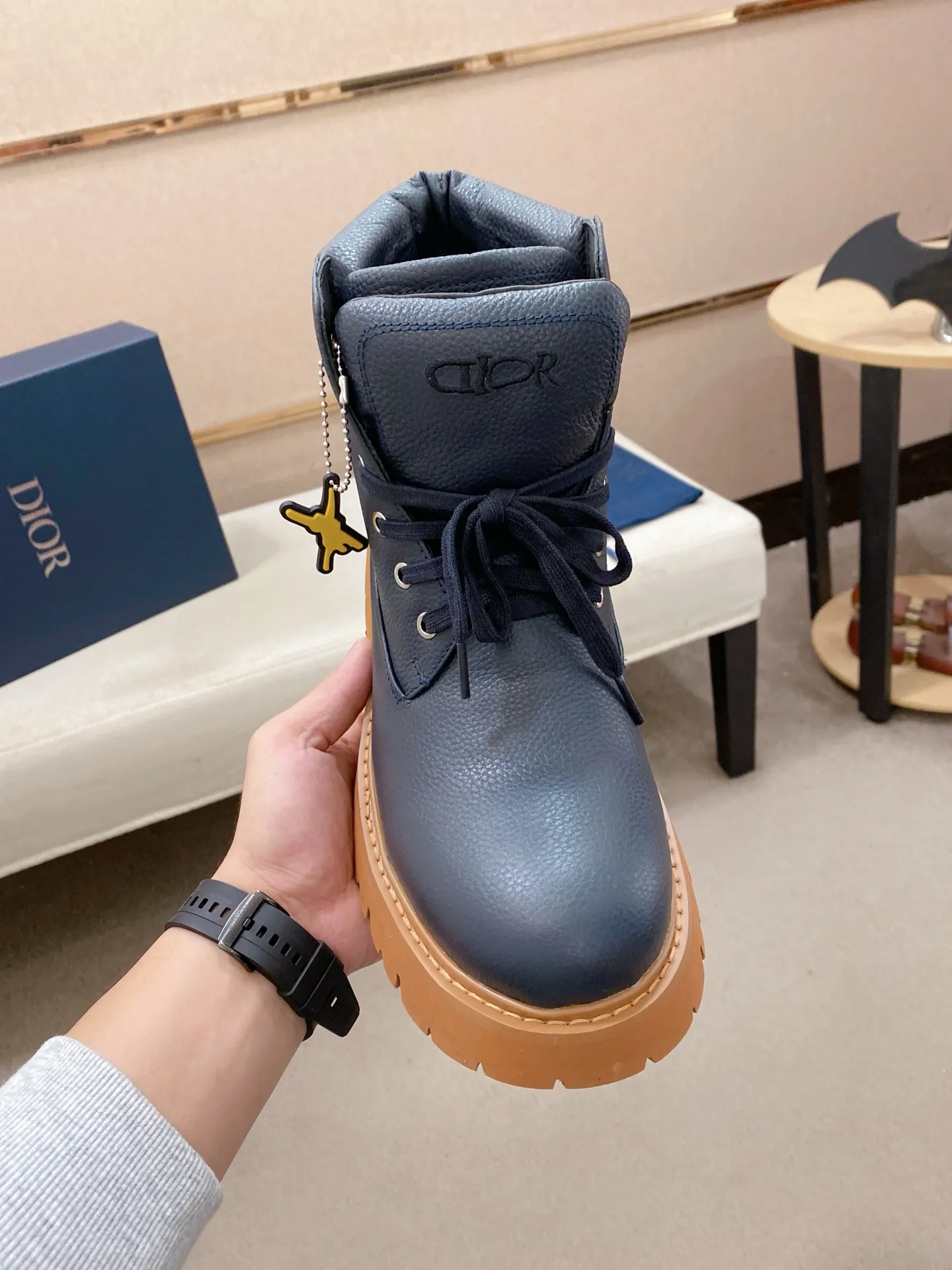 Factory price: 580💰 [Dior·Dior] New casual high-top men's shoes, new spring and summer design, perfect workmanship, lace-up lazy style to create wardrobe quality, upper: imported first-layer cowhide, high-grade sheepskin lining soft and comfortable, ultra-light TPU wear-resistant outsole, simple, versatile fashion men's shoes, excellent color code number 38-44. Customized at 45.46